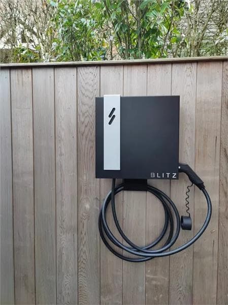 Station de charge intelligente Noir montage mural - 1 x 22kW - avec 8m de câble BPS2 LITE